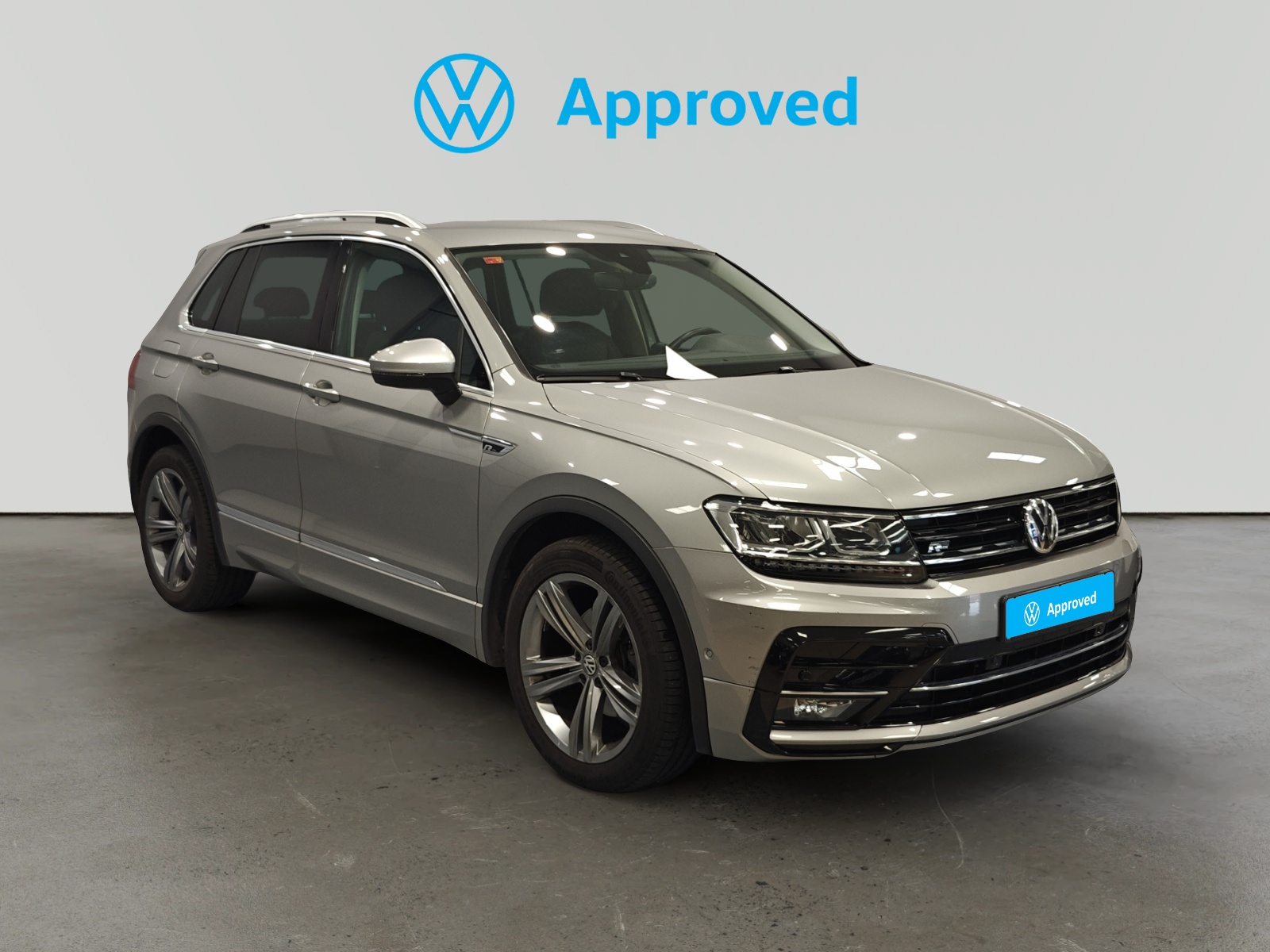 Volkswagen Tiguan blanco aparcado con distintivo Approved de Volkswagen