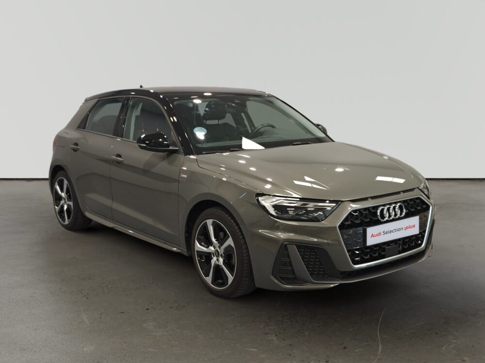 Audi A1 Sportback gris plata en exposición de concesionario
