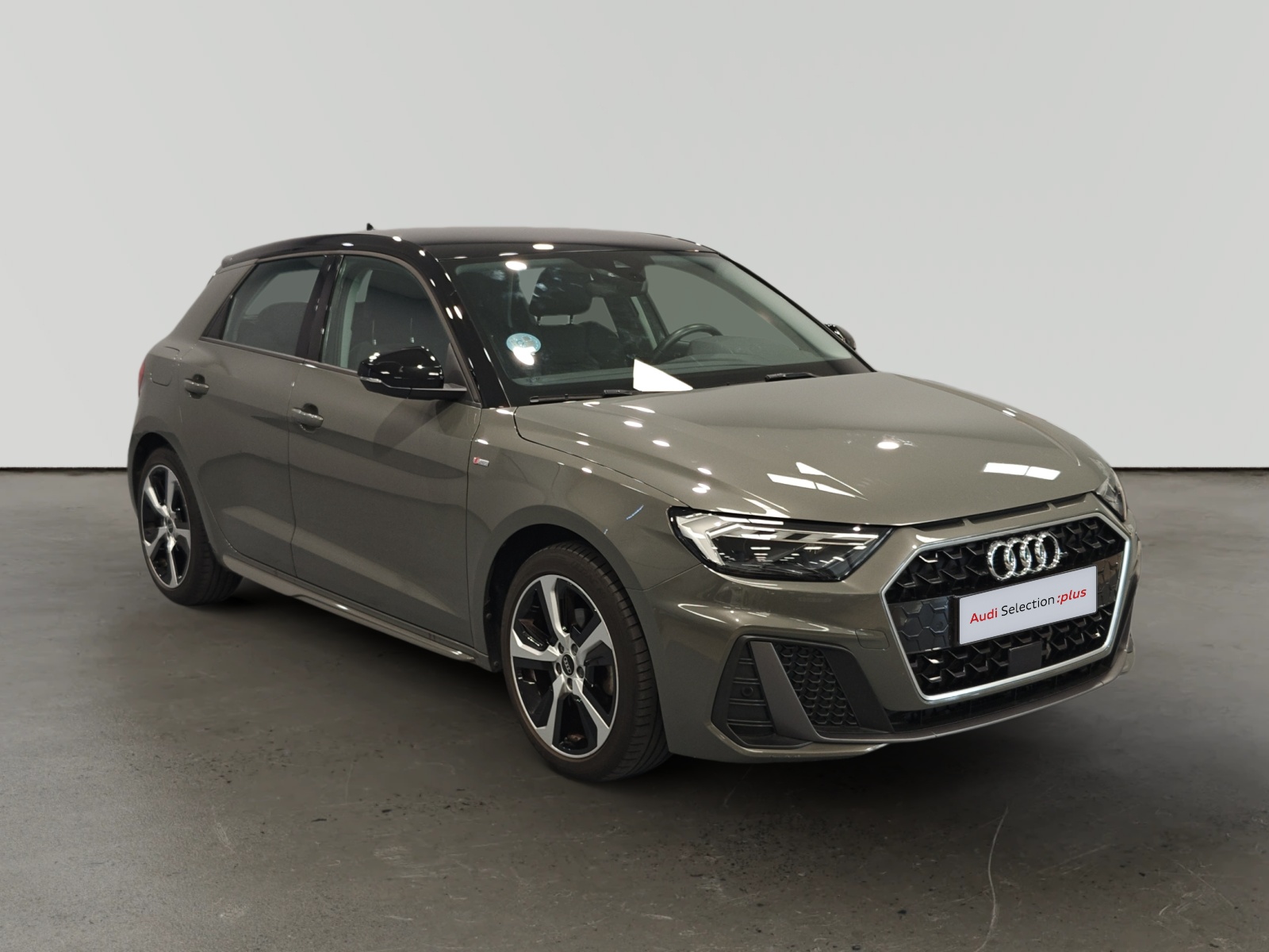 Audi A1 Sportback gris plata en exposición de concesionario