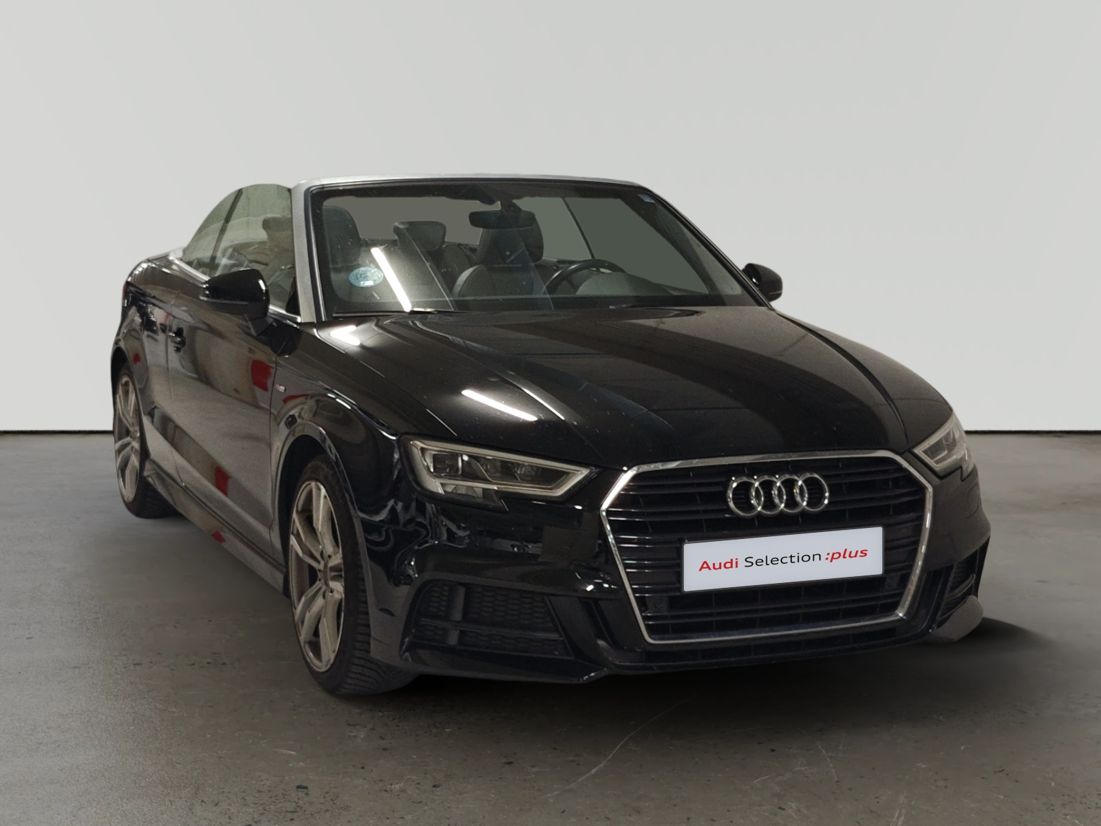 Audi A3 Cabrio negro convertible de lujo en showroom