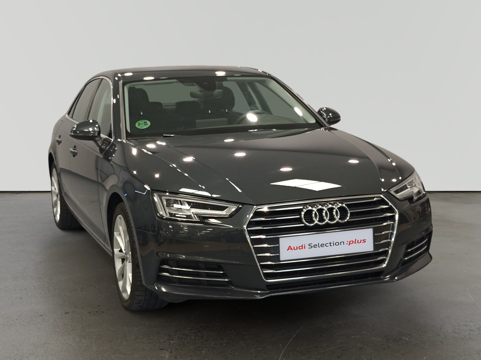 Audi A4 negro de perfil en concesionario