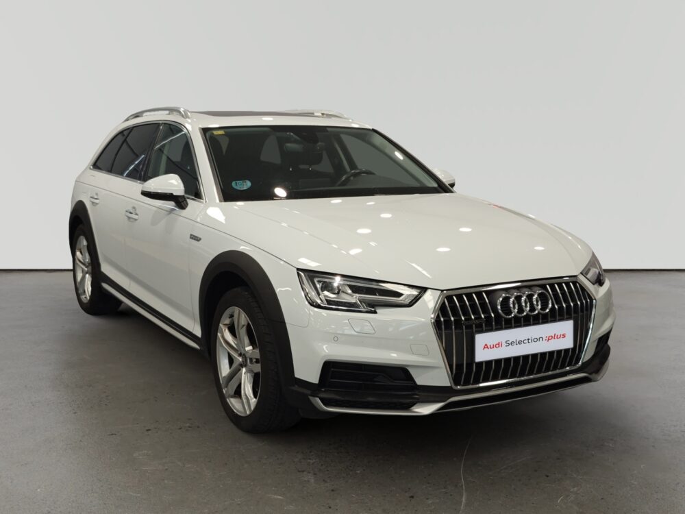 Audi A4 Allroad Quattro blanco en fondo gris