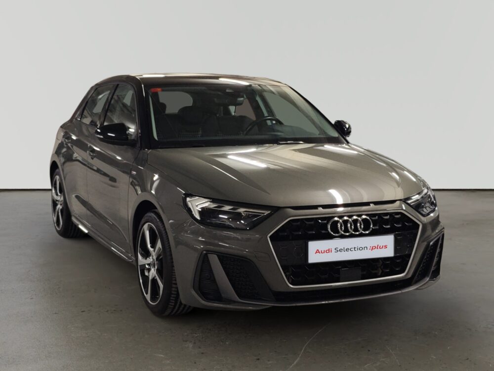 Audi A1 Sportback gris oscuro en sala de exposición