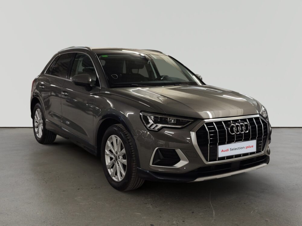 Audi Q3 gris oscuro en estudio fotográfico de fondo blanco