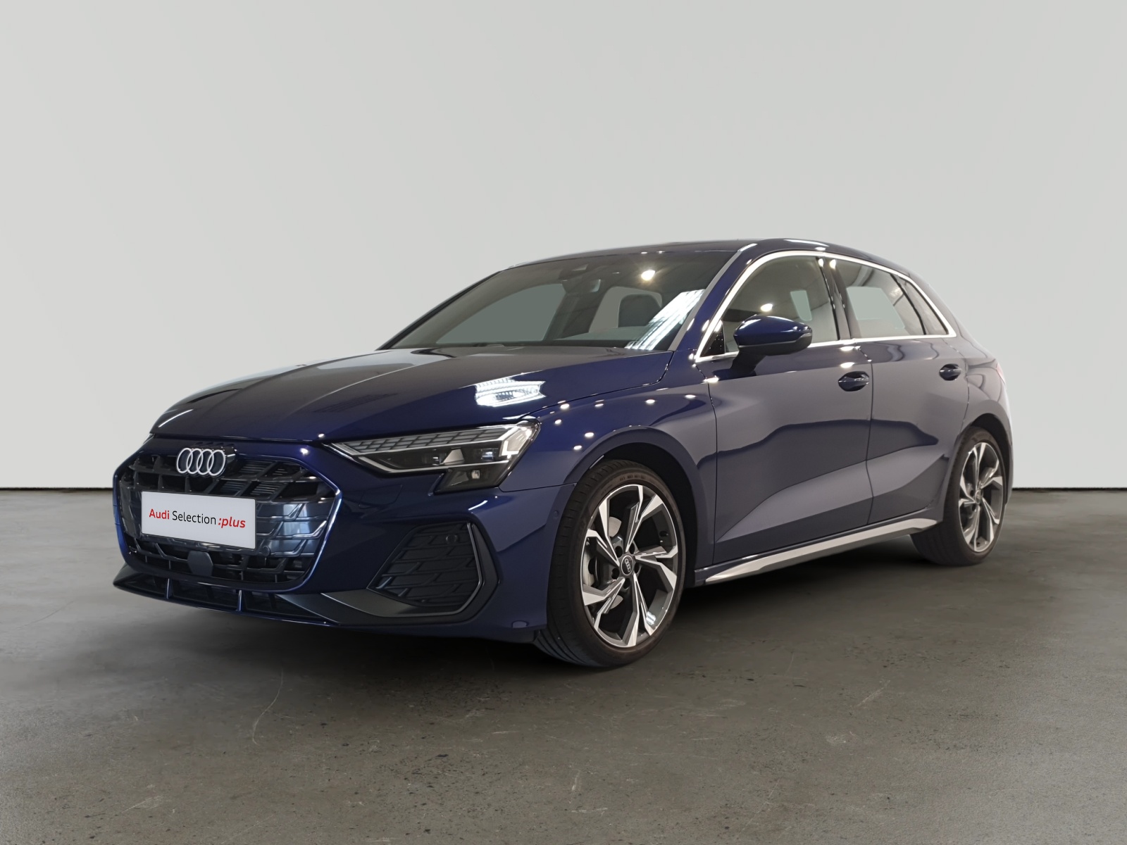Audi A3 Sportback azul oscuro estacionado en interior