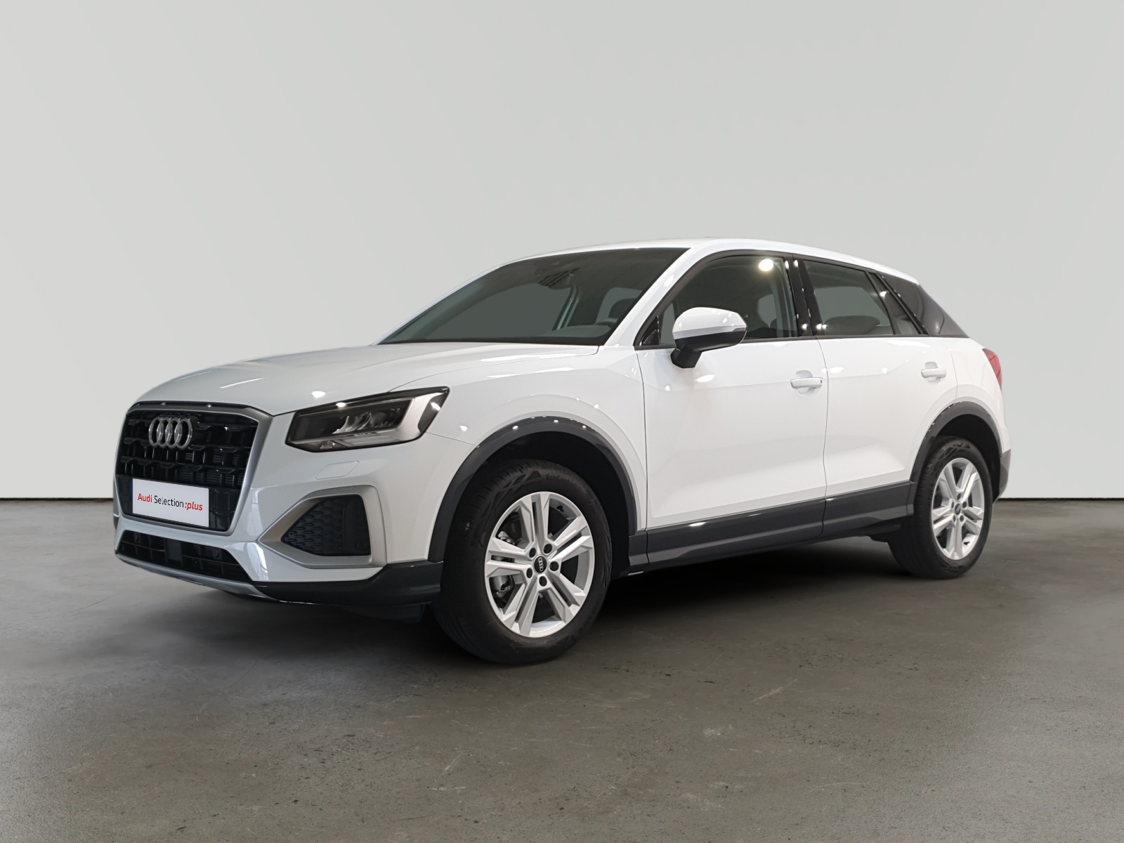 Audi Q2 blanco aparcado en fondo gris
