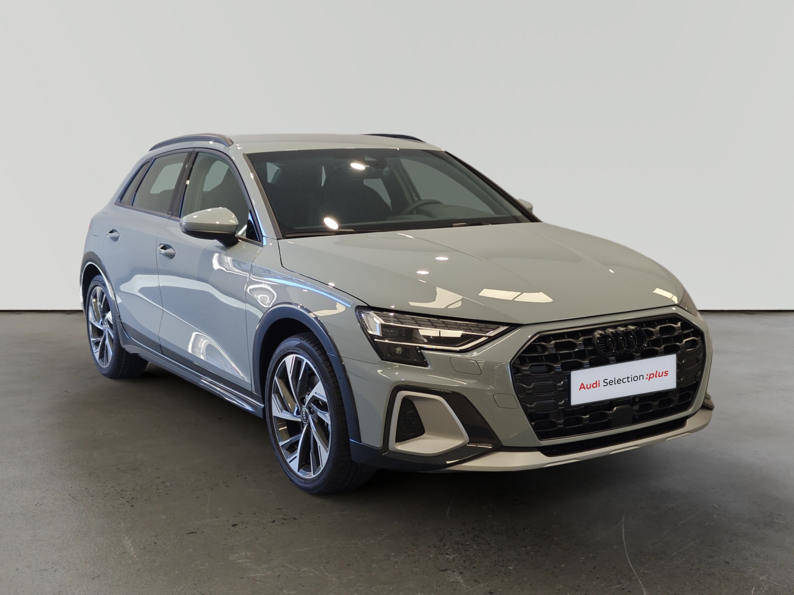 Audi A3 Allstreet gris plata en exposición