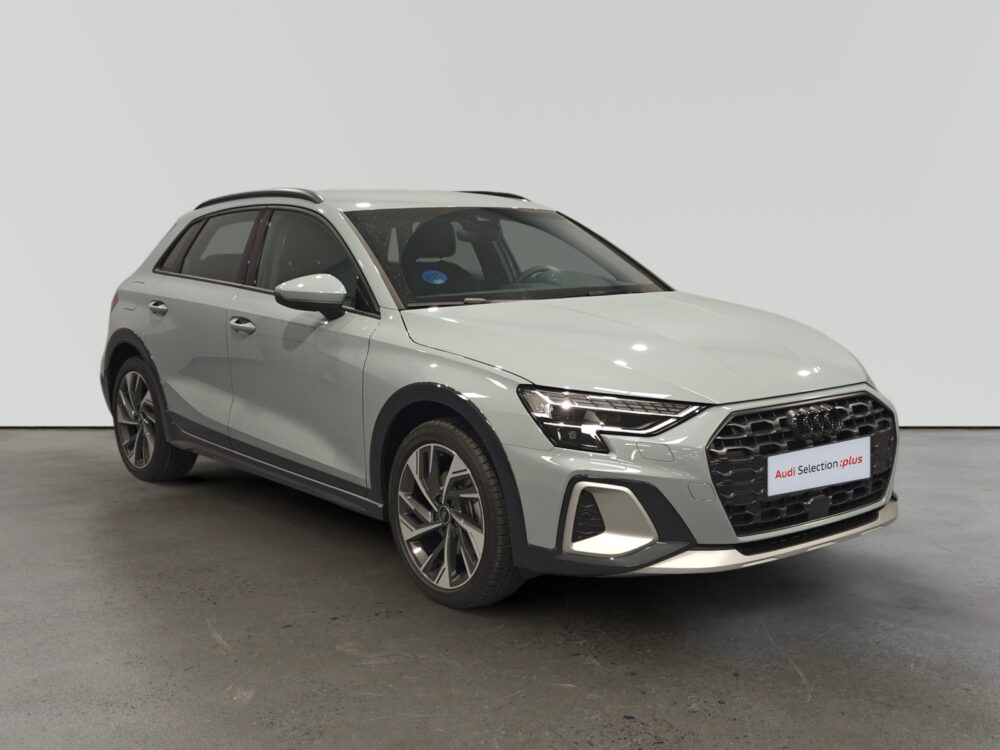 Audi A3 Sportback blanco en sala de exposición