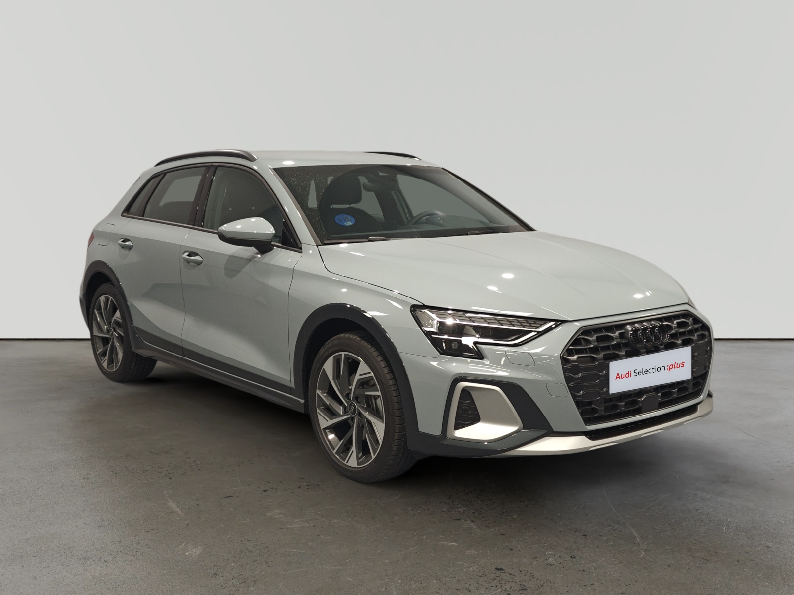 Audi A3 Sportback blanco en sala de exposición