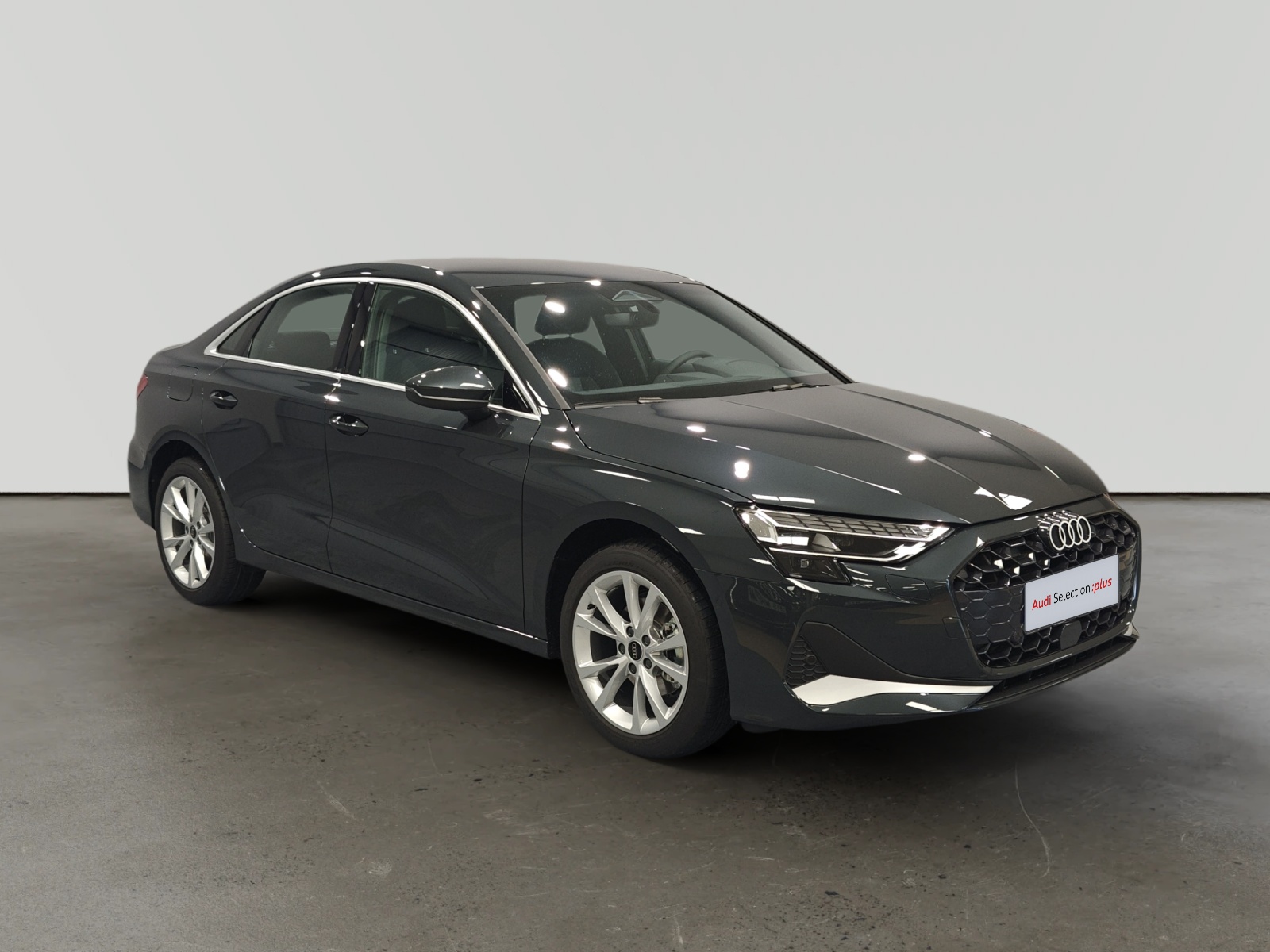 Audi A3 Sedan gris oscuro de perfil en estudio