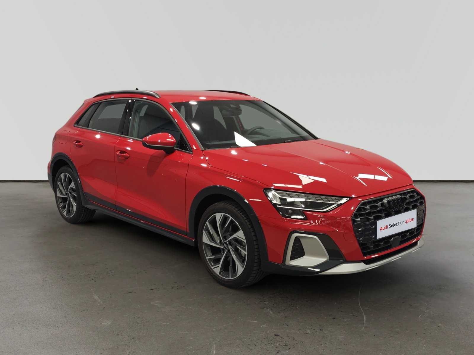Audi A3 Allstreet rojo aparcado en showroom