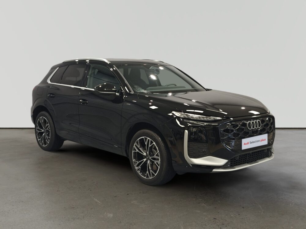 Audi Q3 SUV negro híbrido enchufable en estudio