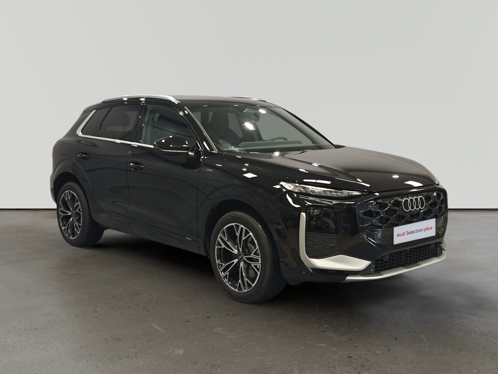 Audi Q3 SUV negro híbrido enchufable en estudio