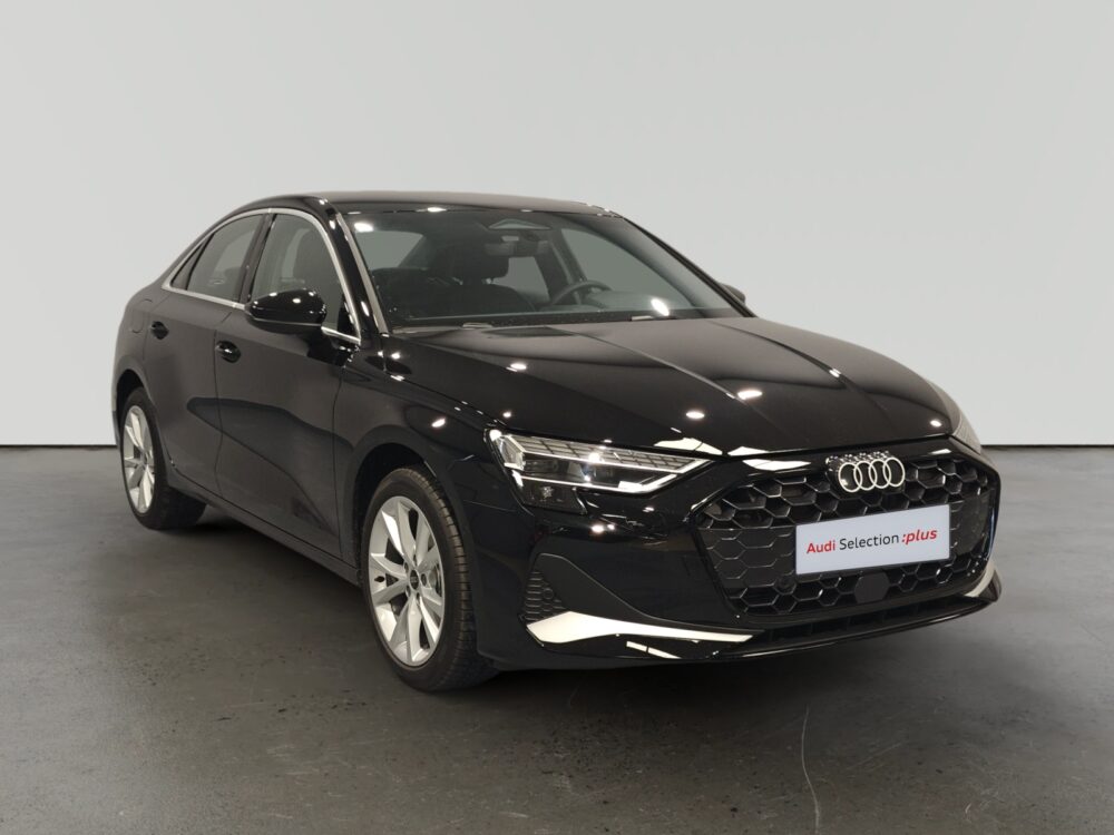 Audi A3 Sedan negro aparcado en concesionario