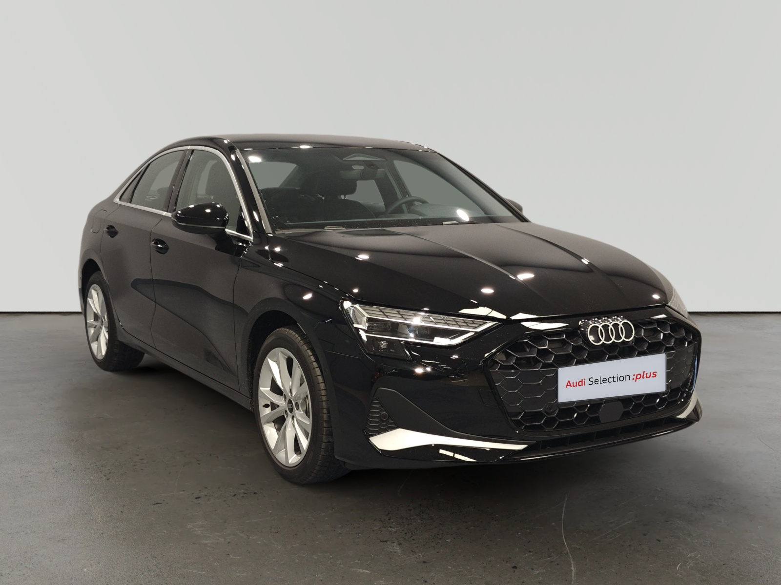 Audi A3 Sedan negro aparcado en concesionario
