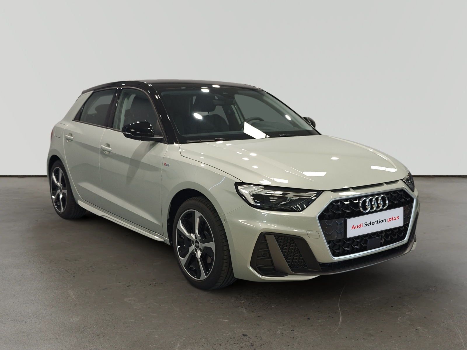 Audi A1 Sportback blanco en estudio fotográfico