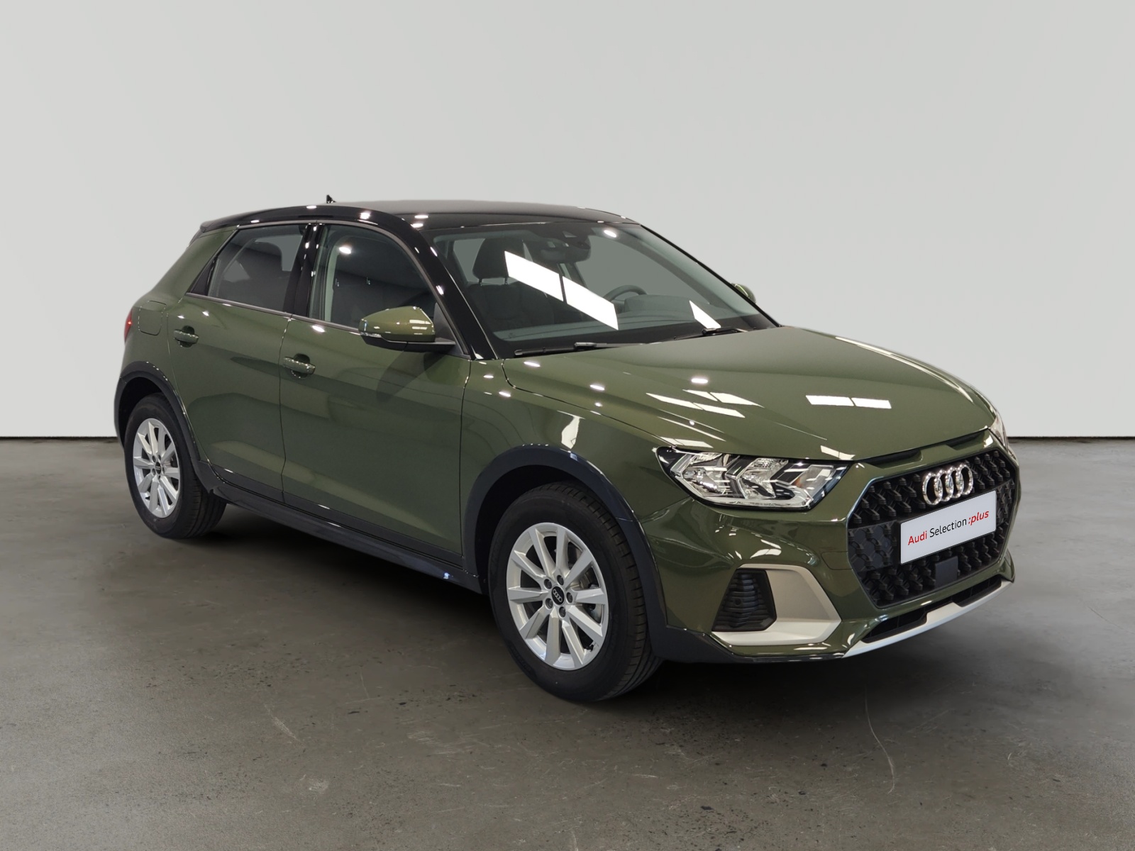 Audi A1 Allstreet de color verde oscuro en estudio