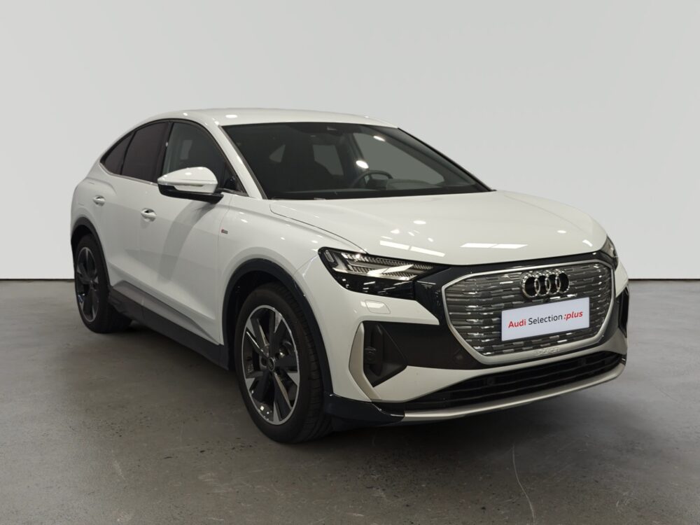 Audi Q4 Sportback e-tron blanco en sala de exposición