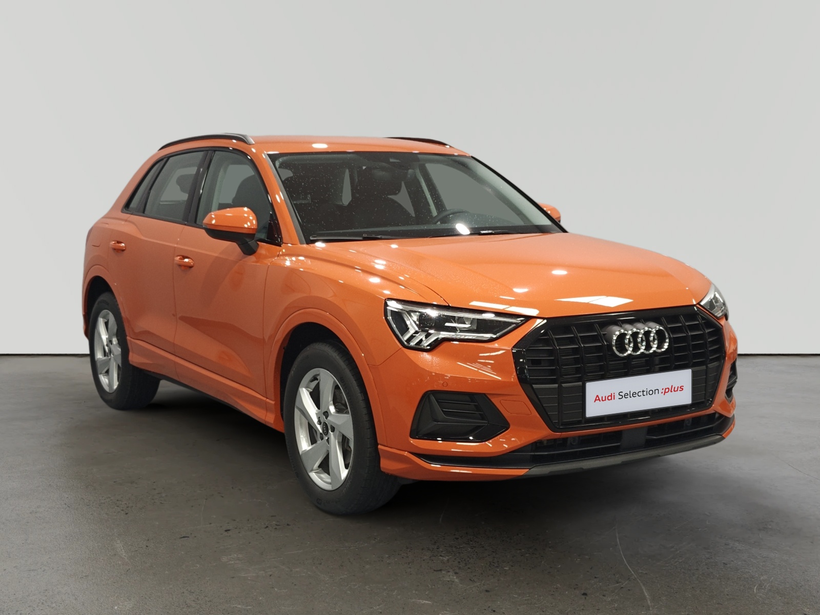 Audi Q3 naranja en exposición de concesionario