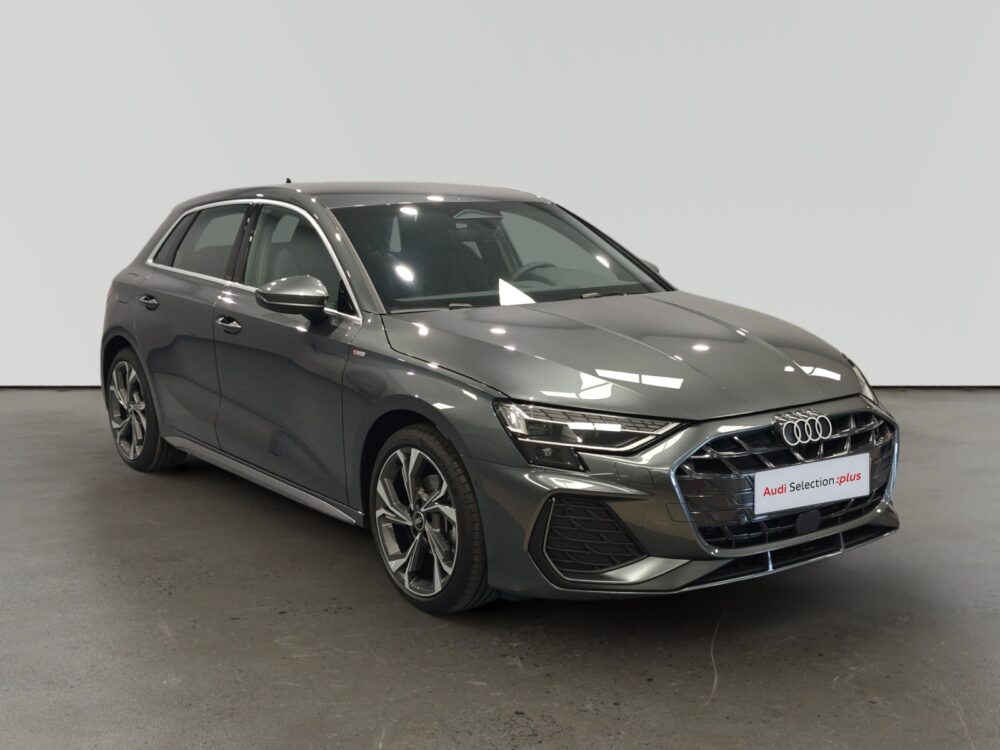Audi A3 Sportback gris oscuro en vista frontal de tres cuartos