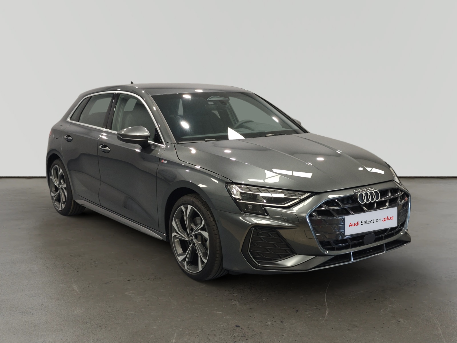 Audi A3 Sportback gris oscuro en vista frontal de tres cuartos