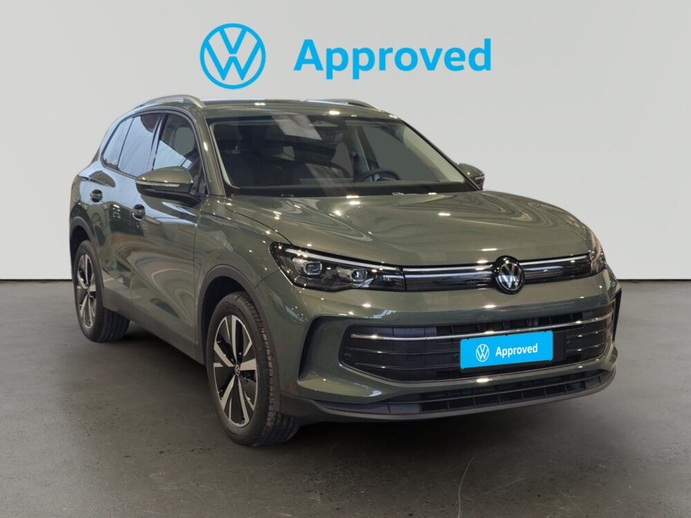Volkswagen Tiguan eléctrico gris oscuro de frente en showroom certificado