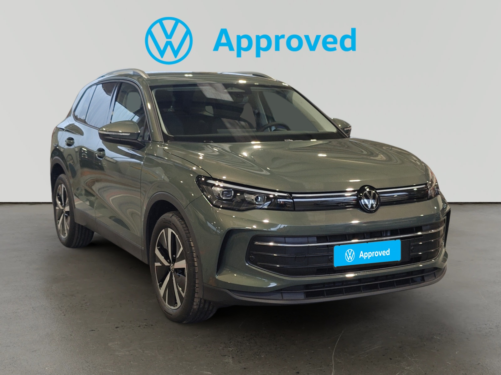 Volkswagen Tiguan eléctrico gris oscuro de frente en showroom certificado