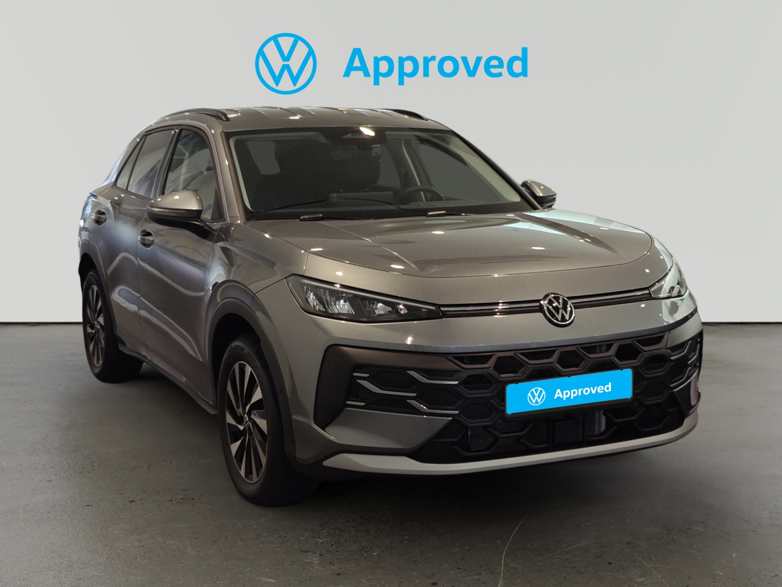 Volkswagen T-Roc gris aparcado con distintivo Approved de Volkswagen