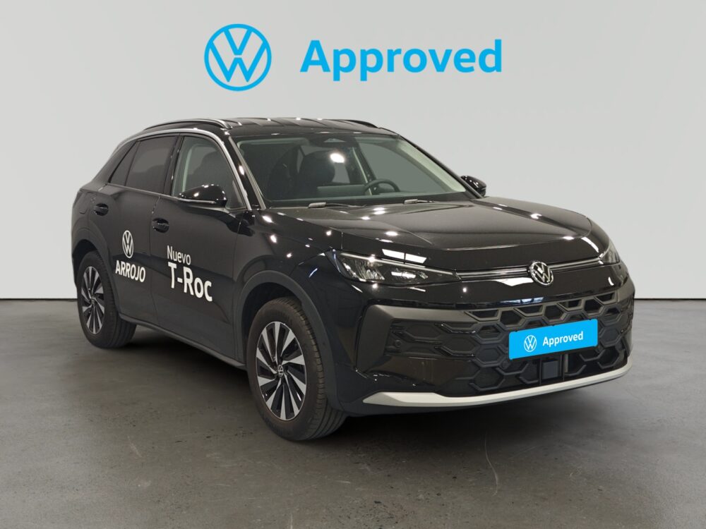 Volkswagen T-Roc negro aparcado con sello Volkswagen Approved