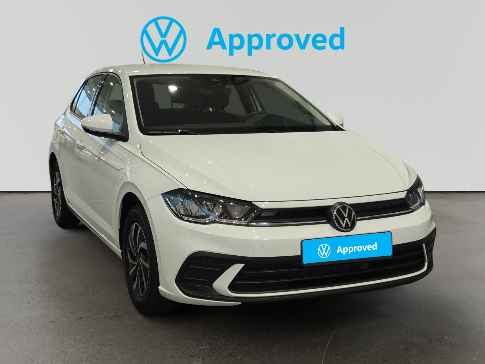 Volkswagen Polo blanco de frente con distintivo Approved de Volkswagen