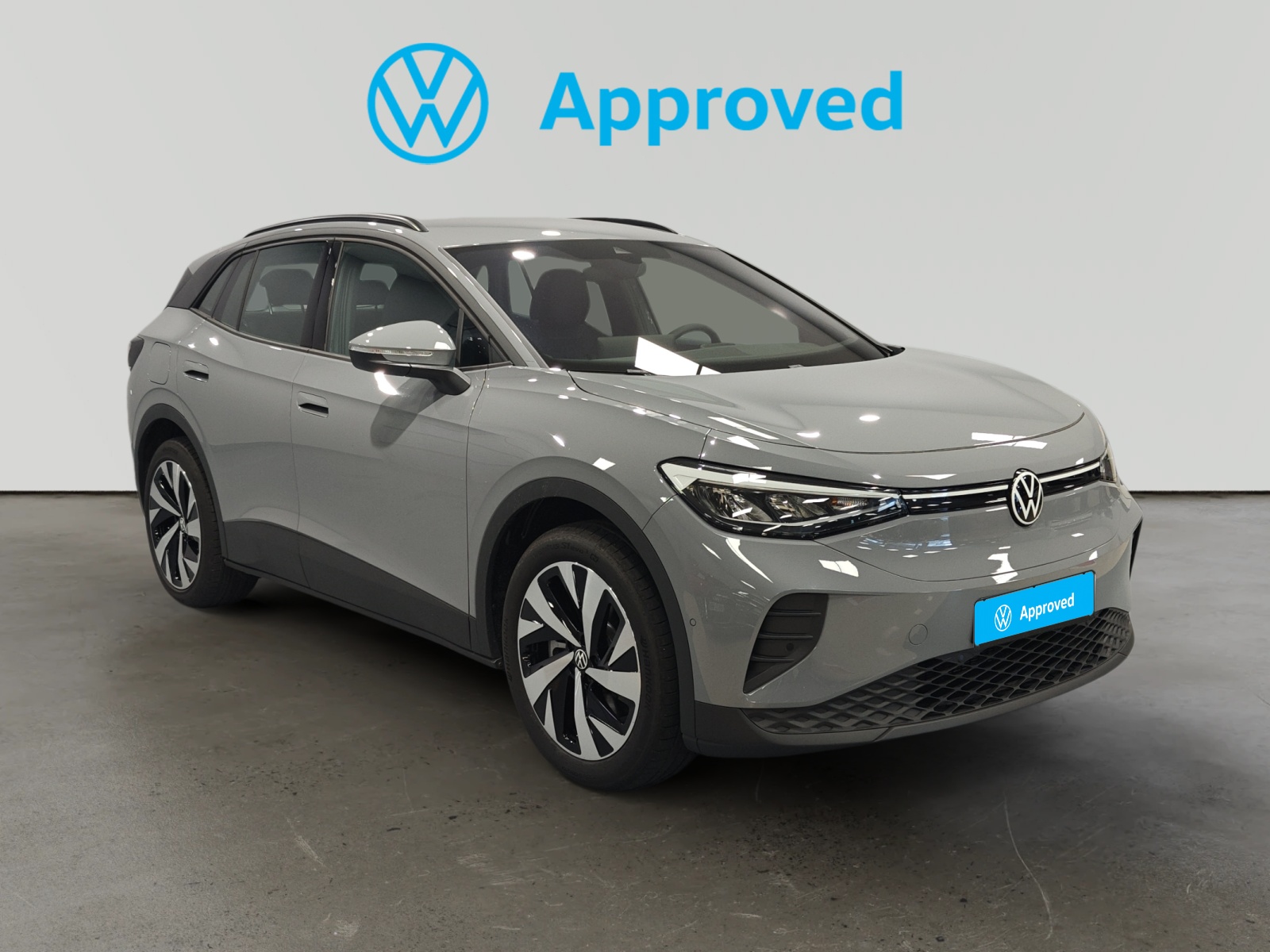 Volkswagen ID.4 eléctrico gris aparcado en concesionario Volkswagen Approved