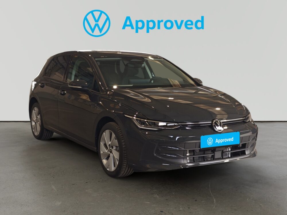 Volkswagen Golf híbrido enchufable negro aparcado con sello Approved