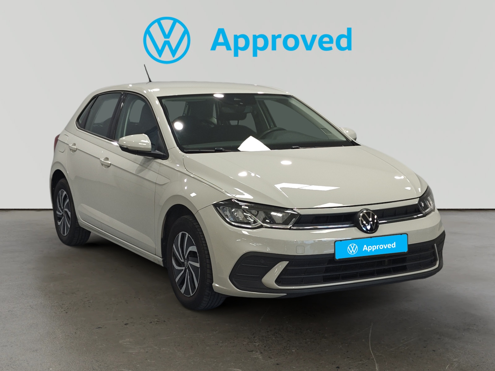 Volkswagen Polo blanco de frente con logo Approved sobre fondo gris
