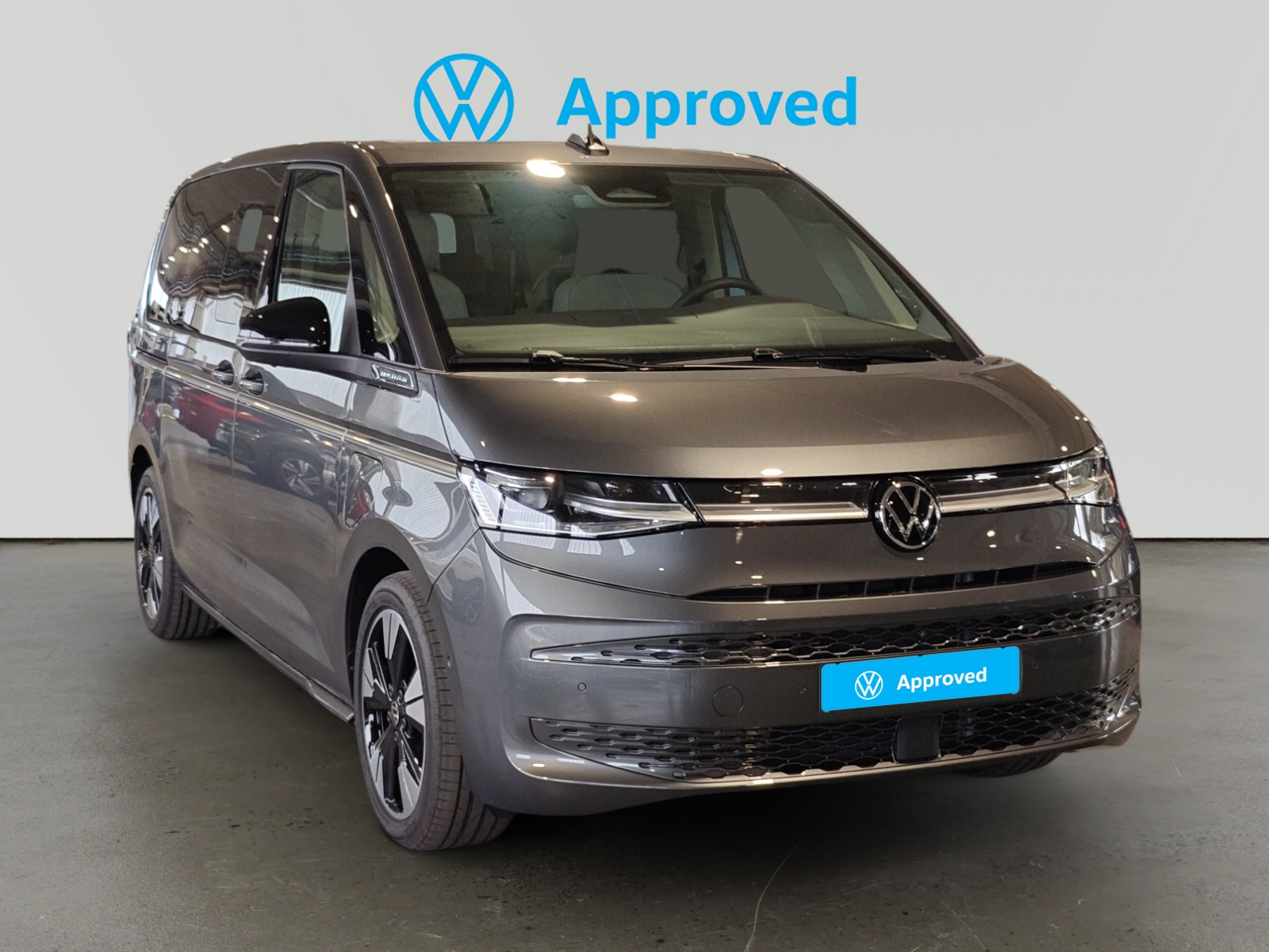 Volkswagen Multivan gris aparcado con sello Approved de Volkswagen