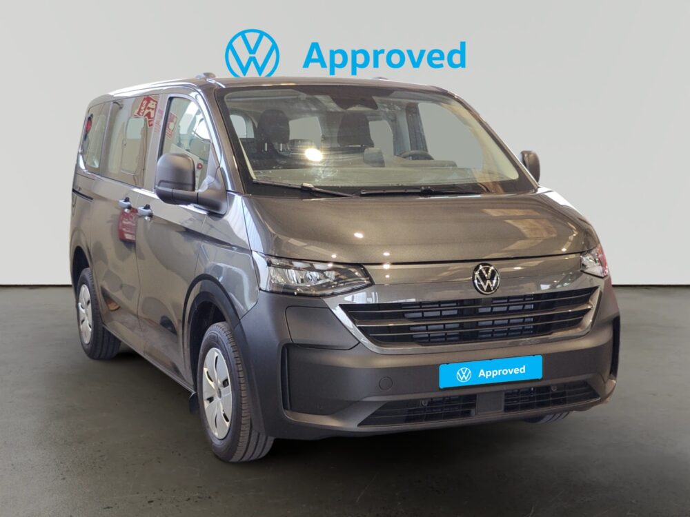 Volkswagen Caravelle gris aparcado con sello de aprobado Volkswagen