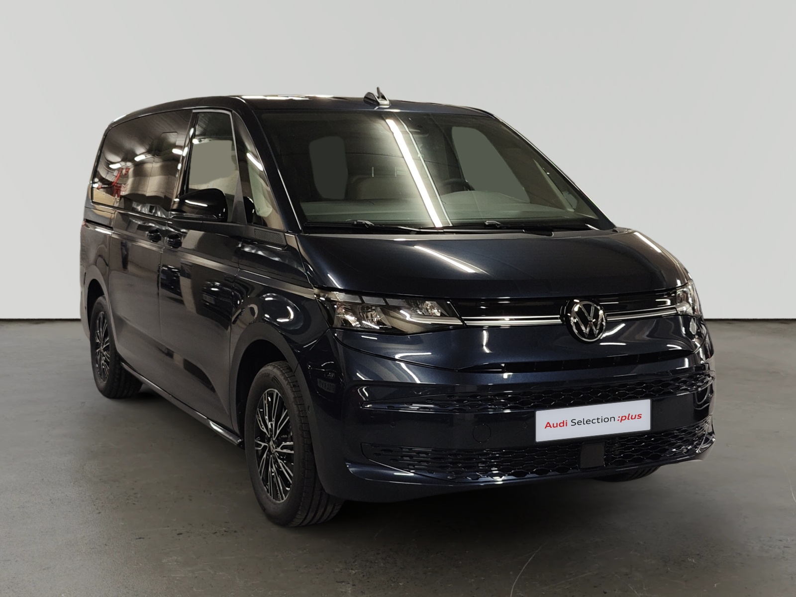 Volkswagen Multivan negro de perfil en estudio