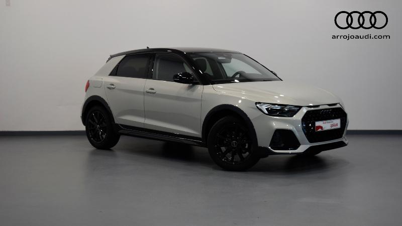Audi A1 Allstreet blanco con llantas negras en sala de exposición