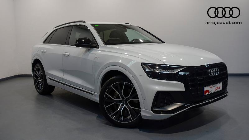 Audi Q8 blanco en sala de exposición con llantas deportivas