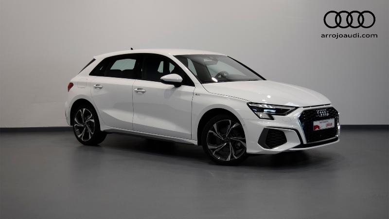 Audi A3 Sportback blanco en fondo gris de showroom