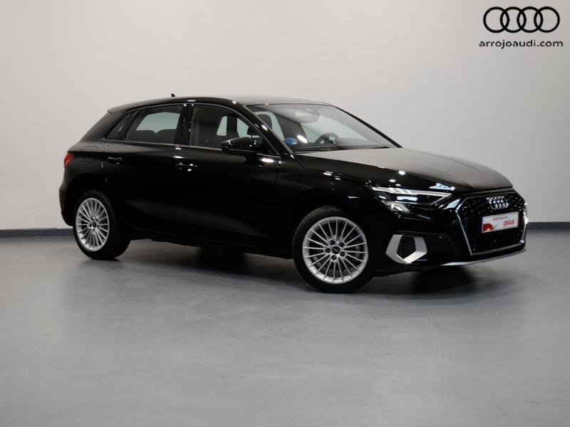 Audi A3 Sportback negro con llantas de aleación en fondo gris
