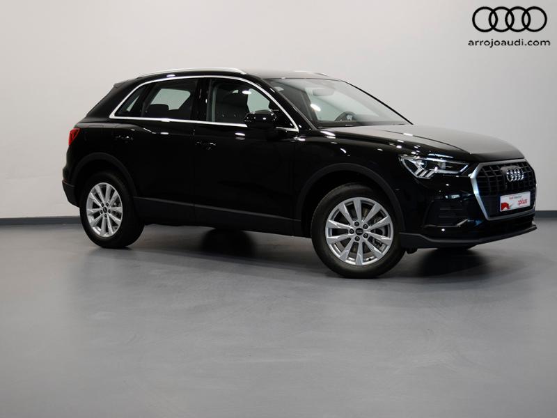 Audi Q3 negro de perfil lateral en estudio