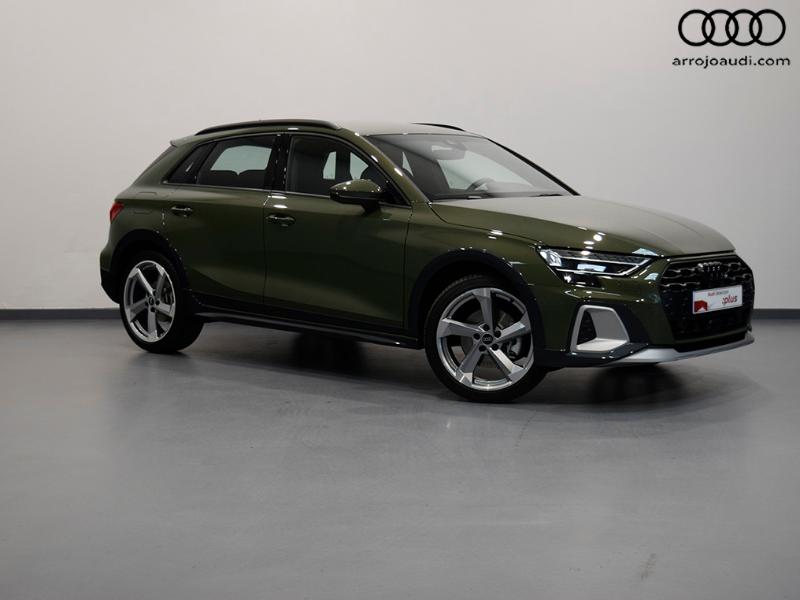 Audi A3 Allstreet verde oscuro en estudio con fondo gris