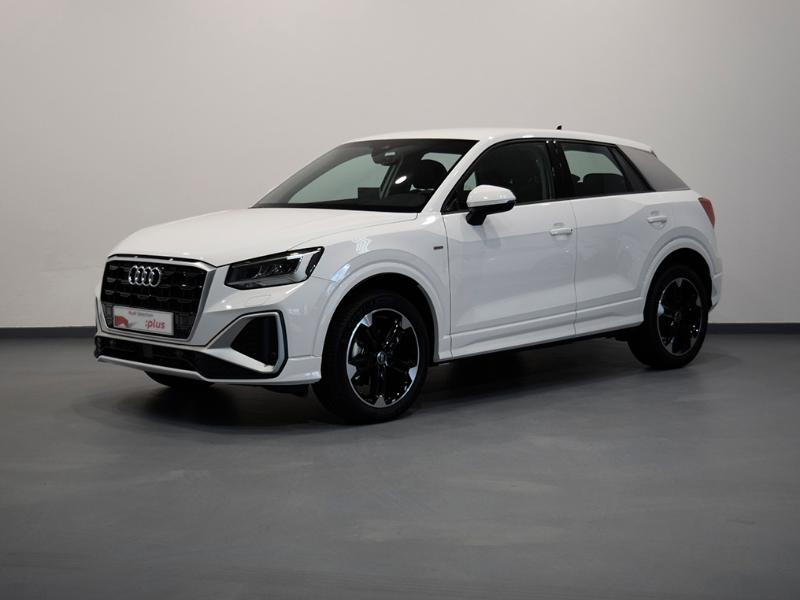 Audi Q2 blanco de perfil lateral sobre fondo gris