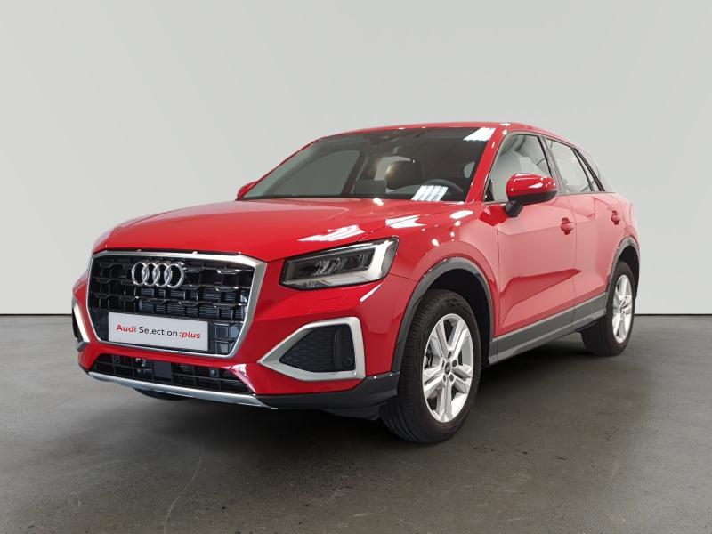 Audi Q2 rojo de frente en estudio sobre fondo gris
