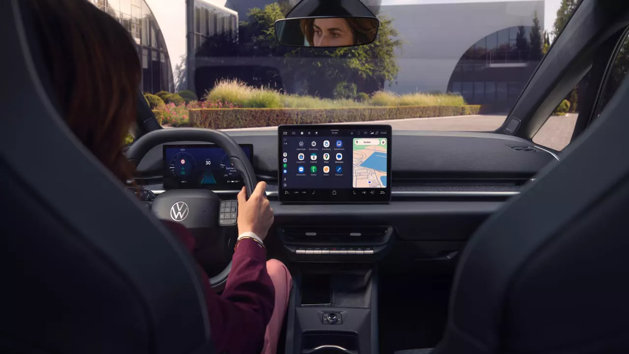 Volkswagen ID.3 NEO con pantalla táctil central y sistema de infoentretenimiento en el interior