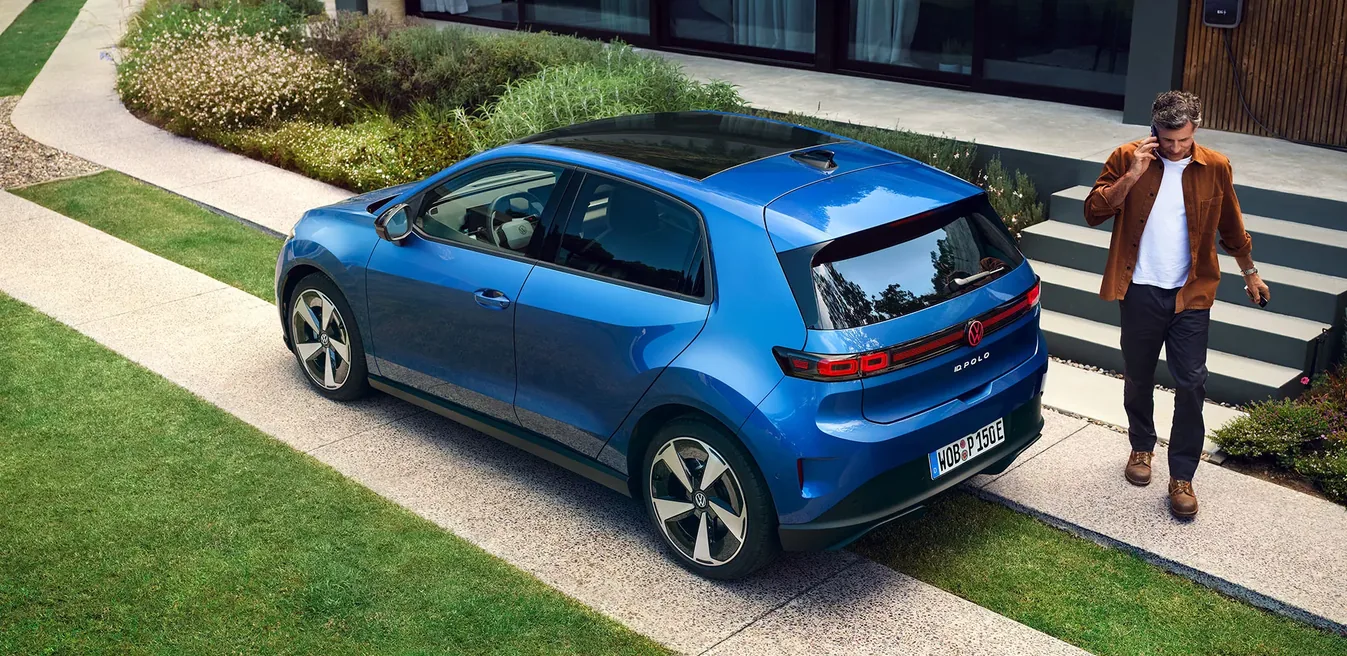 Volkswagen ID. Polo eléctrico azul en entrada de vivienda moderna