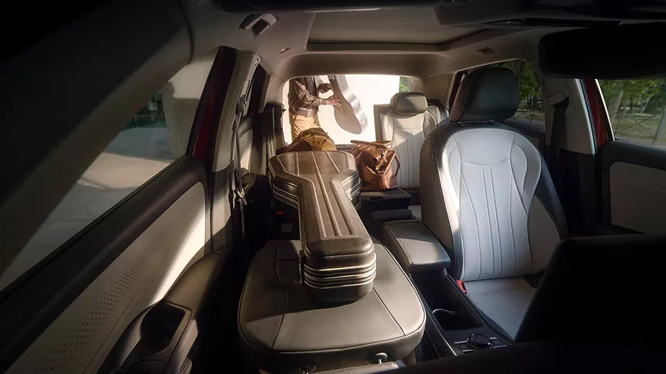 Volkswagen T-Roc híbrido con interior de asientos claros y maletero abierto