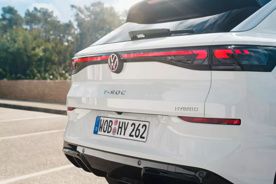 Volkswagen T-Roc híbrido blanco visto desde atrás en carretera