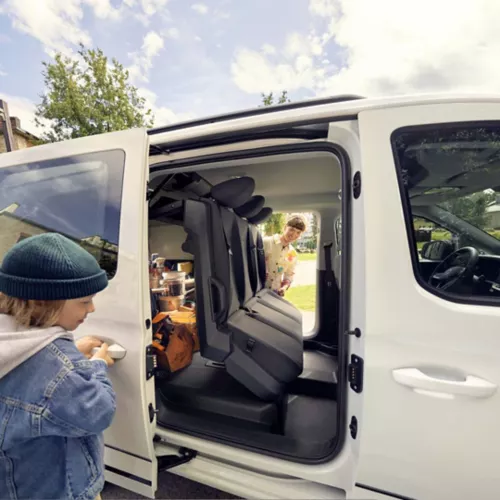 Volkswagen Caddy blanco con puerta lateral abierta mostrando interior