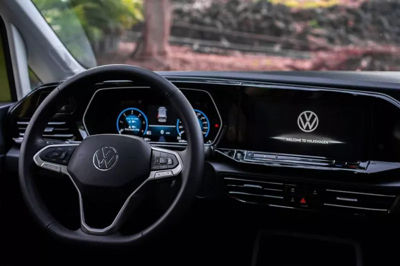 Interior del Volkswagen Caddy con panel de instrumentos digital y volante multifunción